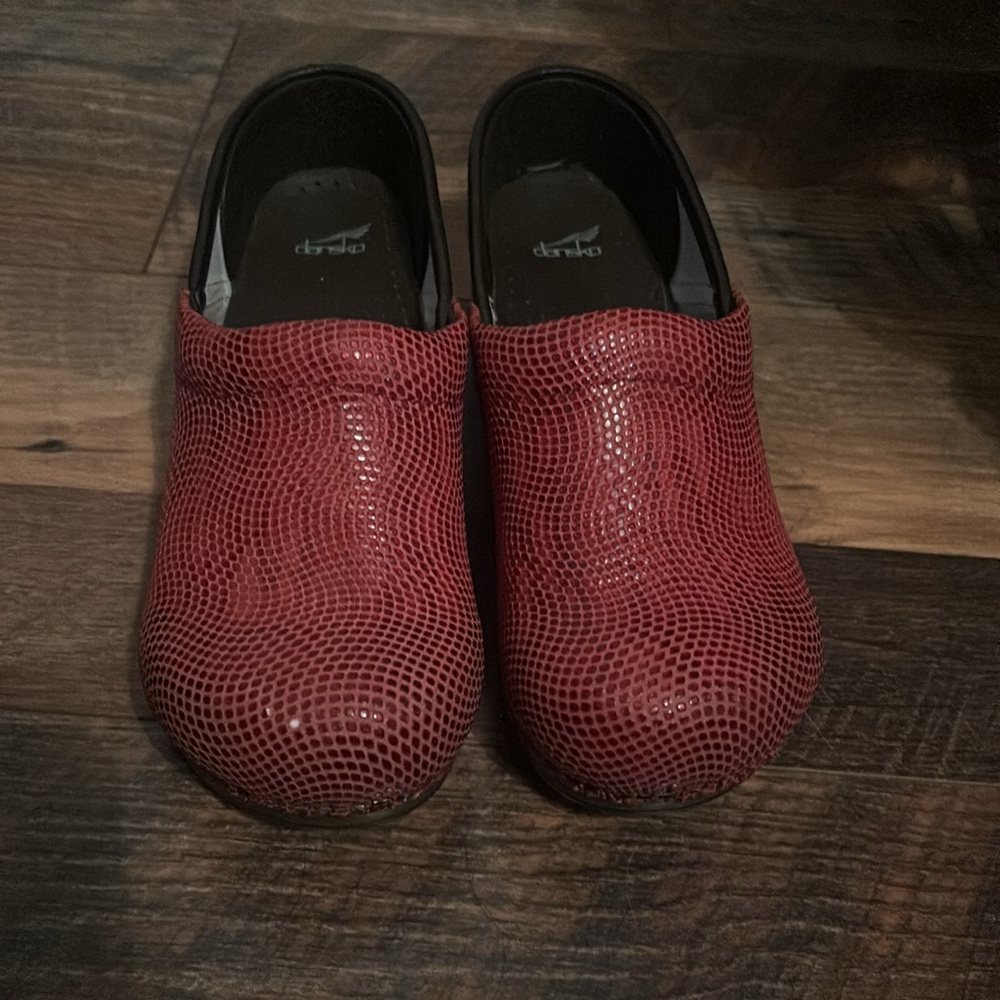 Dansko Red Snakeskin Print Clogs Size 34 - image 2
